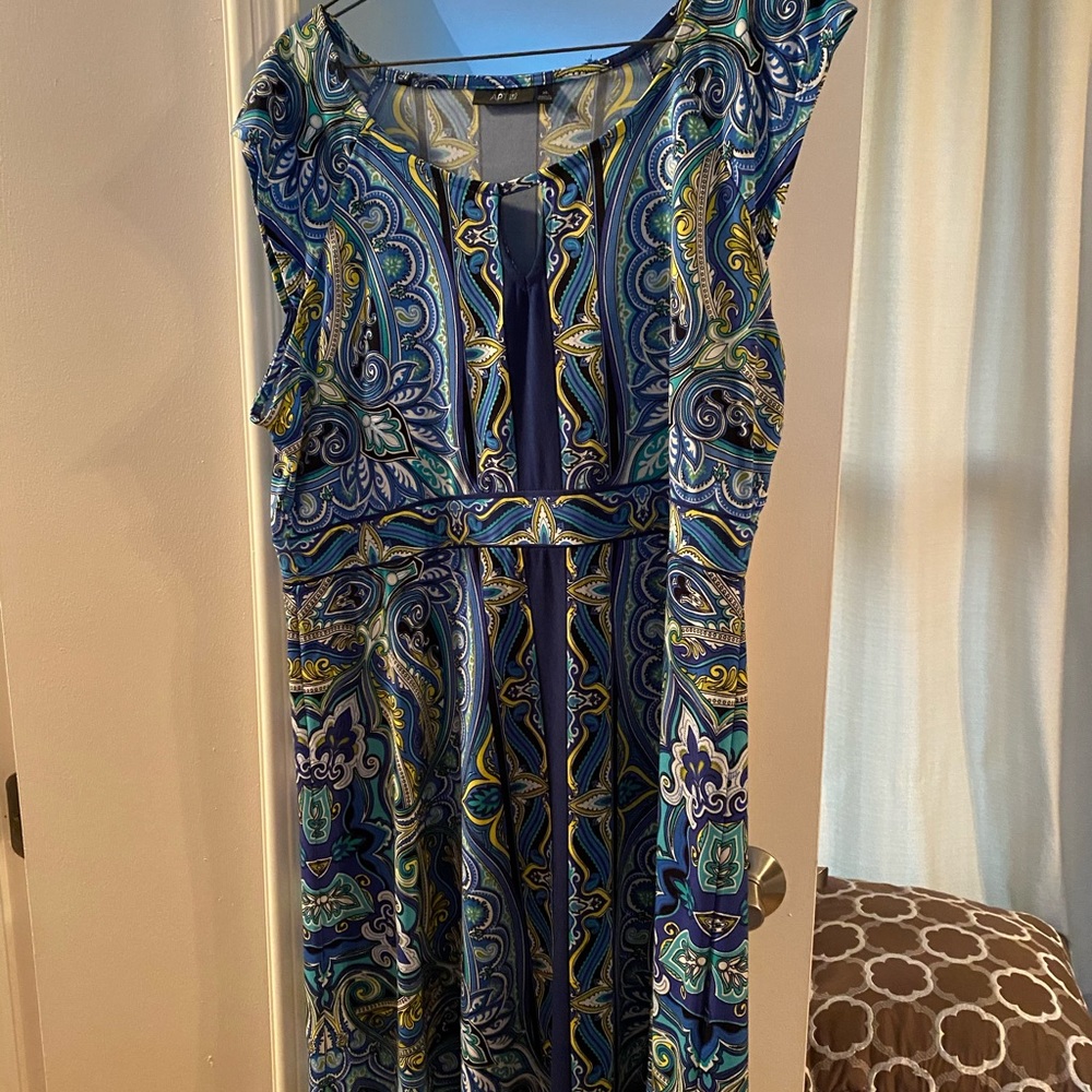 Knee length paisley dress 💚💙